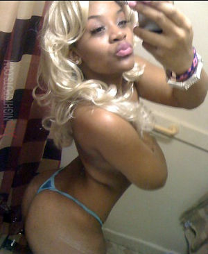 Ebony GFs, posing nude front the mirror
